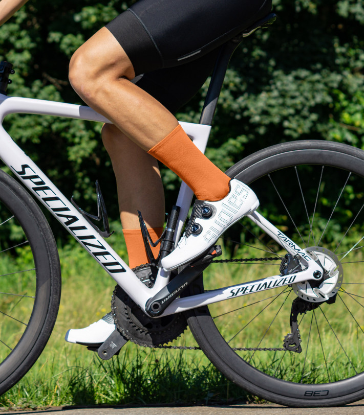 rdzawe skarpety kolarskie w czasie jazdy. Kolor rudej rdzy