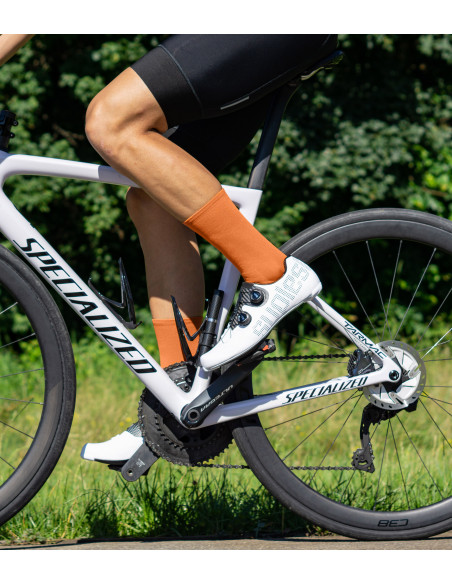 rdzawe skarpety kolarskie w czasie jazdy. Kolor rudej rdzy