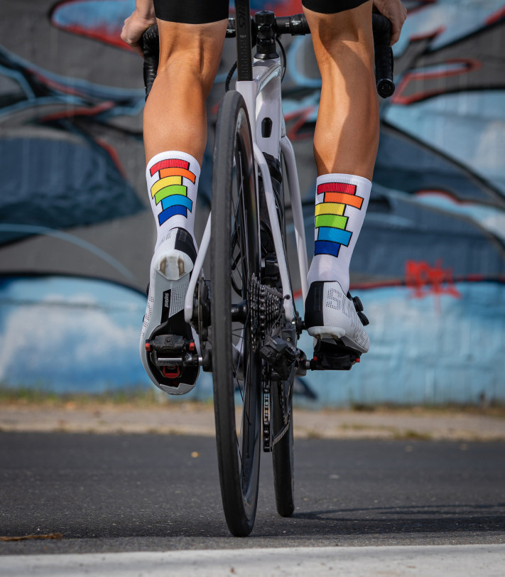 z tyły widoczne kolorowe paski na dużej powierzchni skarpety