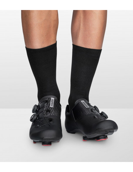 Szosowe buty Suplest w połączeniu z czarnymi skarpetami kolarskimi bez napisów Luxa