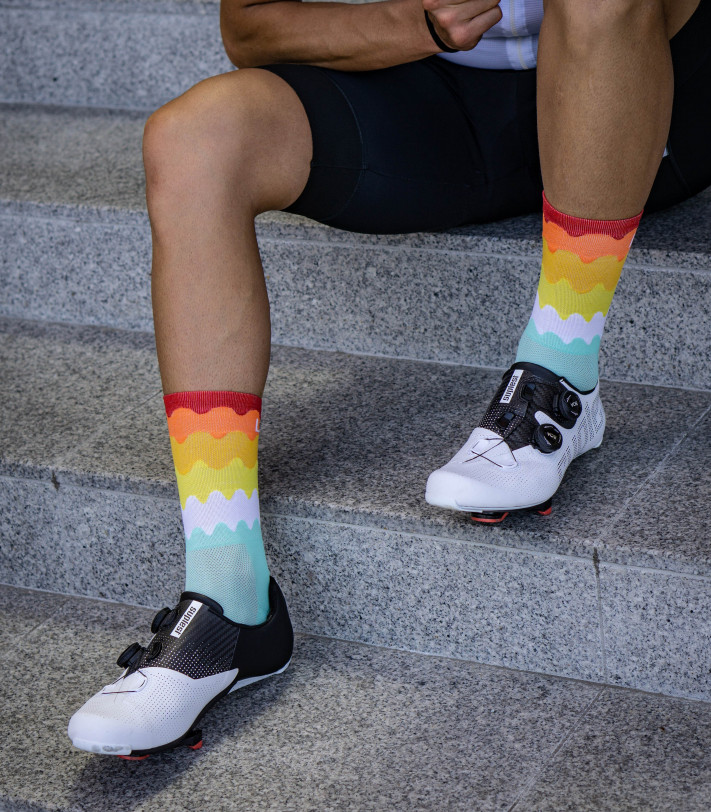 kolorowe fale na rowerowych skarpetach Luxa Tenerife