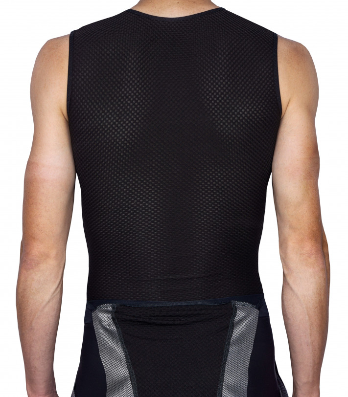 cały podkoszulek uszyty z dziurkowanego lekkiego materiału który nie przylega do spoconej skóry