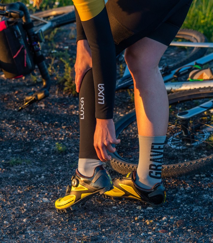 nogawki z zamkiem, który ułatwia zakładanie przez buty