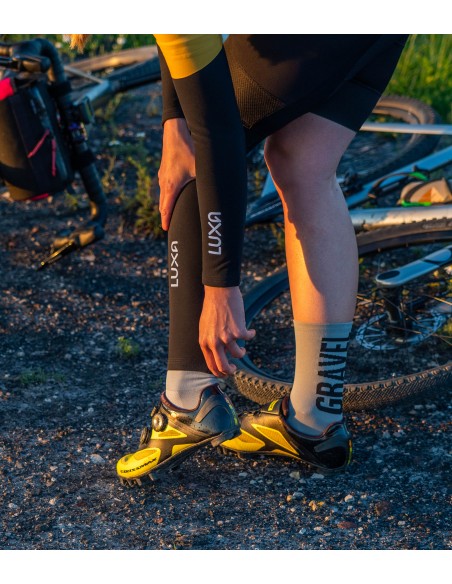 nogawki z zamkiem, który ułatwia zakładanie przez buty