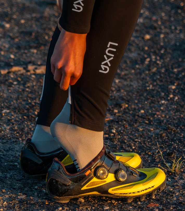 ein kurzer reißverschluss unten an den beinen ermöglicht das anziehen der bein ohne die schuhe auszuziehen