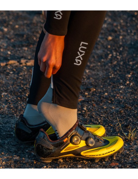 krótki zamek na dole nogawek pozwala zakładać nogawki bez ściągania butów