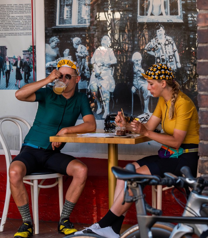 kolarskie piwko w barze dla ochłody w upalny dzień