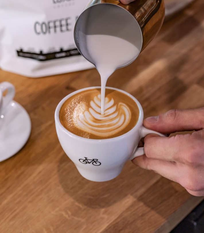 Aromatyczna kawa "Luxa Coffee Ride" z mlekiem pita z filiżanki