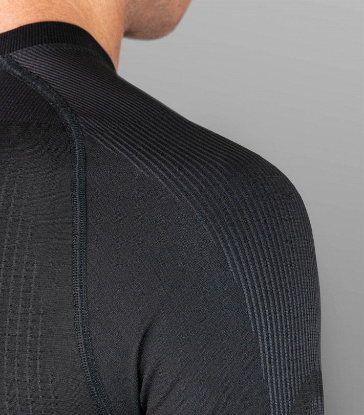 ciasno przylegająca kolarska koszulka termoaktywna uszyta aby ogrzewać ciało w trakcie mroźnych treningów