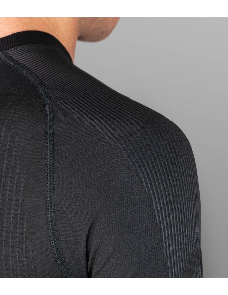 ciasno przylegająca kolarska koszulka termoaktywna uszyta aby ogrzewać ciało w trakcie mroźnych treningów