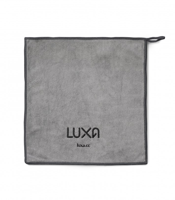 Ręcznik Luxa z haftowanym logo wykonany z materiału, który szybko schnie po zamoczeniu