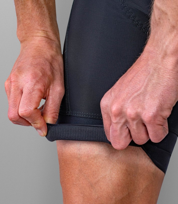 nowe ściągacze w modelu Finest są bardziej elastyczne i dobrze rozciągają się na rozbudowanych udach