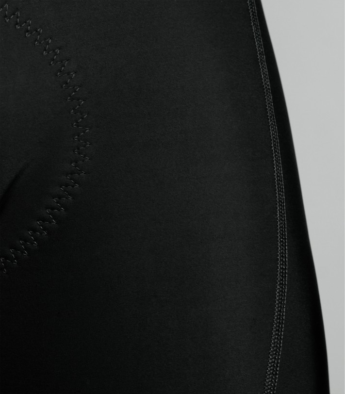 wyraźny czarny kolor odporny na słońce, czyli promieniowanie UV, spodenki rowerowe o klasycznym i prostym wyglądzie