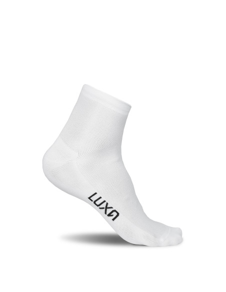 krótkie białe skarpety rowerowe Luxa sięgająco ponad kostkę