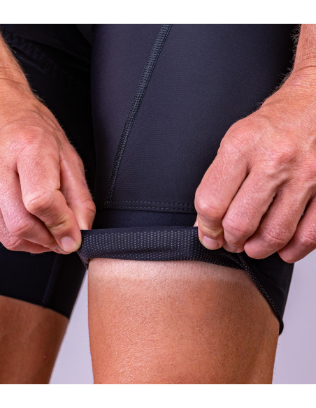 miękkie ściągacze, którymi zakończone są nogawki męskich spodenek Luxa Ultimate