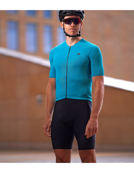 kolarz ubrany w profesjonalny strój rowerowy Luxa i spodenki do jazdy przez wiele godzin