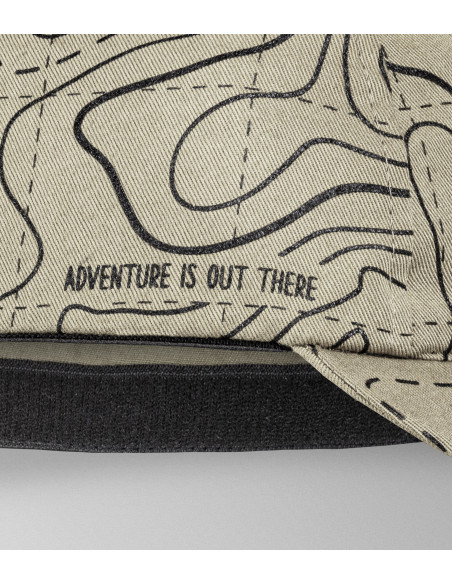 Z boku czapki gravelowej widnieje napis 'Adventure is out there'