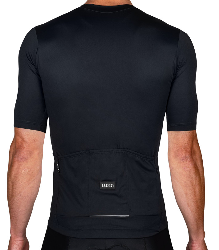 Koszulka rowerowa w czarnym kolorze pasuje do większości stylizacji