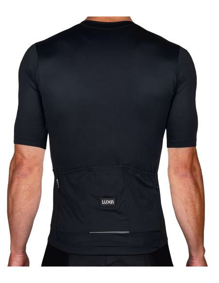 Koszulka rowerowa w czarnym kolorze pasuje do większości stylizacji