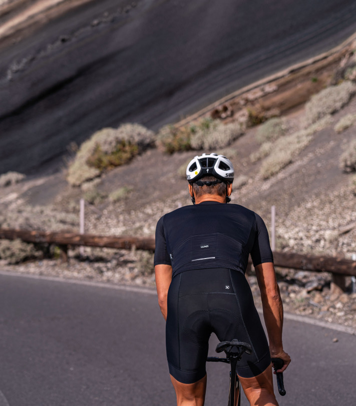 Czarna koszulka rowerowa bez grafiki i żadnych kolorów. Prosta i ponadczasowa kolarska stylówa.