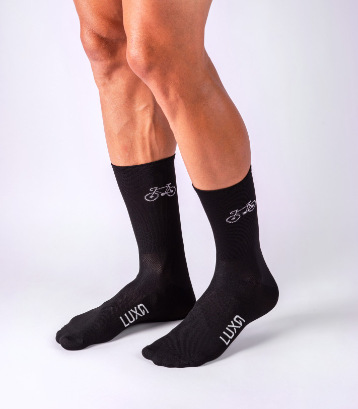 ogolone nogi kolarza ze skarpetami w obrazki rowerki