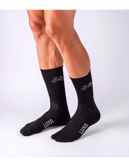 ogolone nogi kolarza ze skarpetami w obrazki rowerki