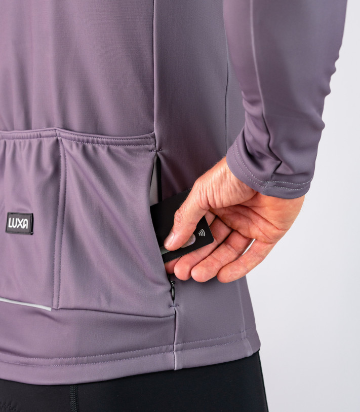 bluza ma zapinaną zamkiem kieszonkę