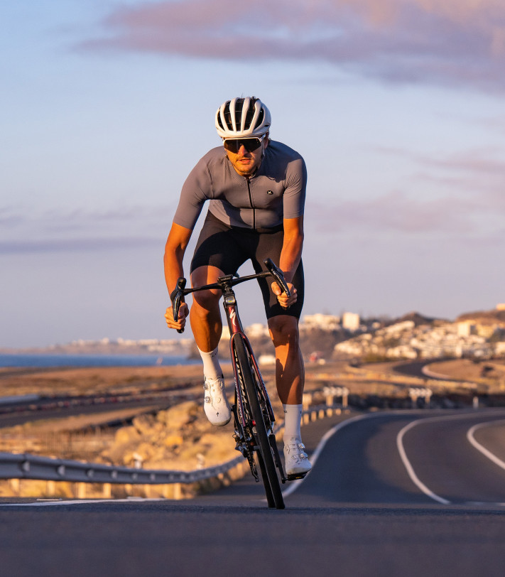 szosowe spodenki kolarskie całe czarne polskiej marki Luxa