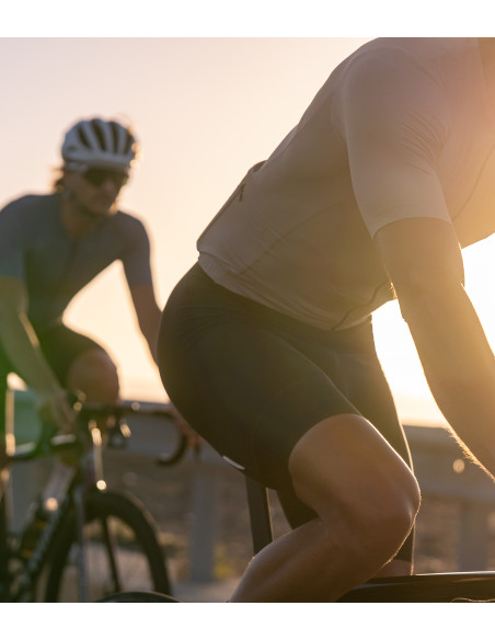 kolarza jadą po szosie na Gran Canarii ubrani w spodenki kolarskie Luxa Finest
