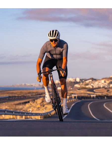 Szara koszulka kolarska Supreme Light Gray w terenie – styl i wydajność