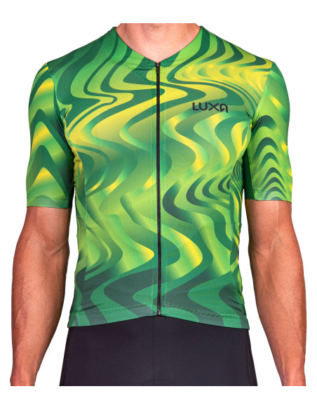 Koszulka kolarska Luxa Pulse Burst – widok od przodu, studyjne światło podkreślające zielony wzór.