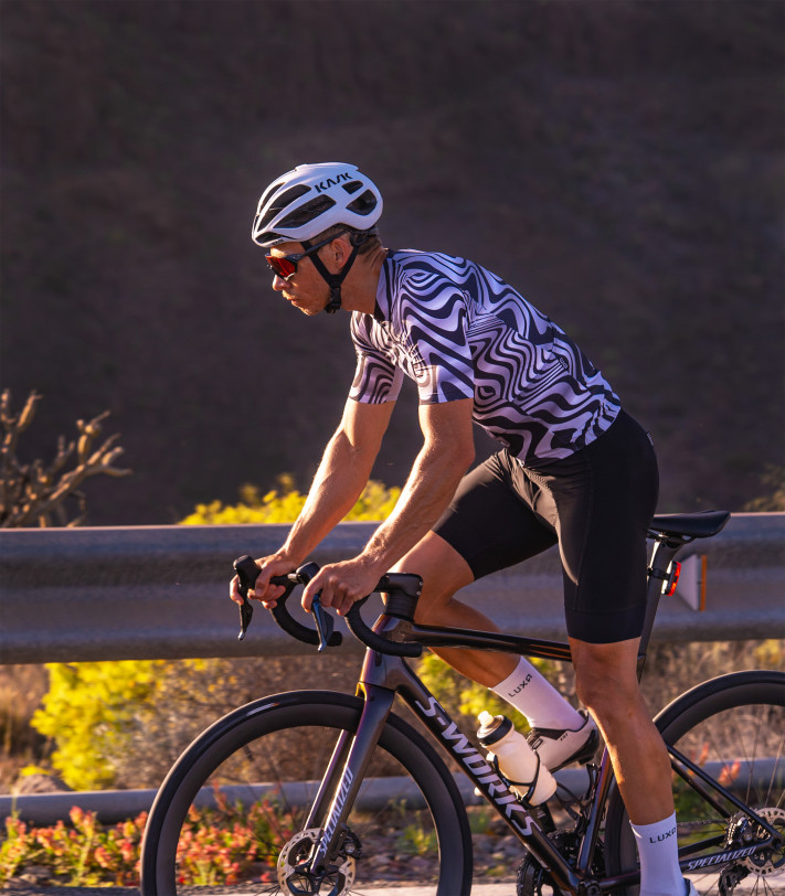 Kolarska koszulka Luxa Pulse Void w użyciu - styl zebra podczas jazdy