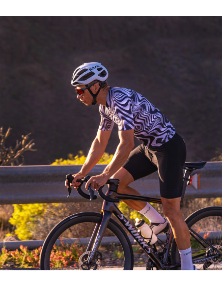 Kolarska koszulka Luxa Pulse Void w użyciu - styl zebra podczas jazdy