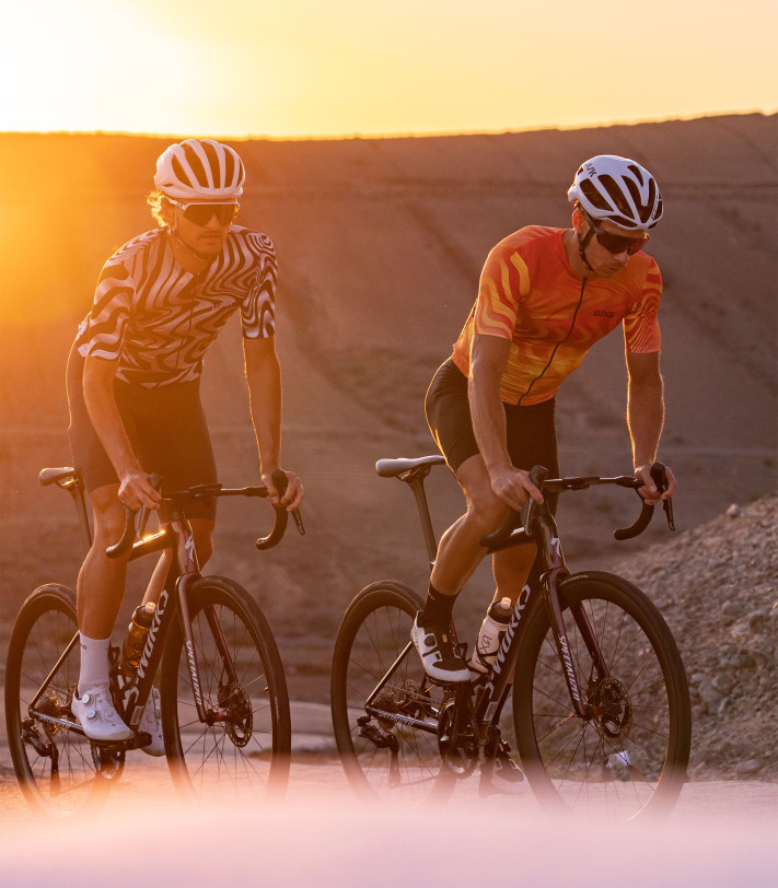Pomarańczowe koszulki kolarskie Luxa Pulse Glow – jazda o zmierzchu