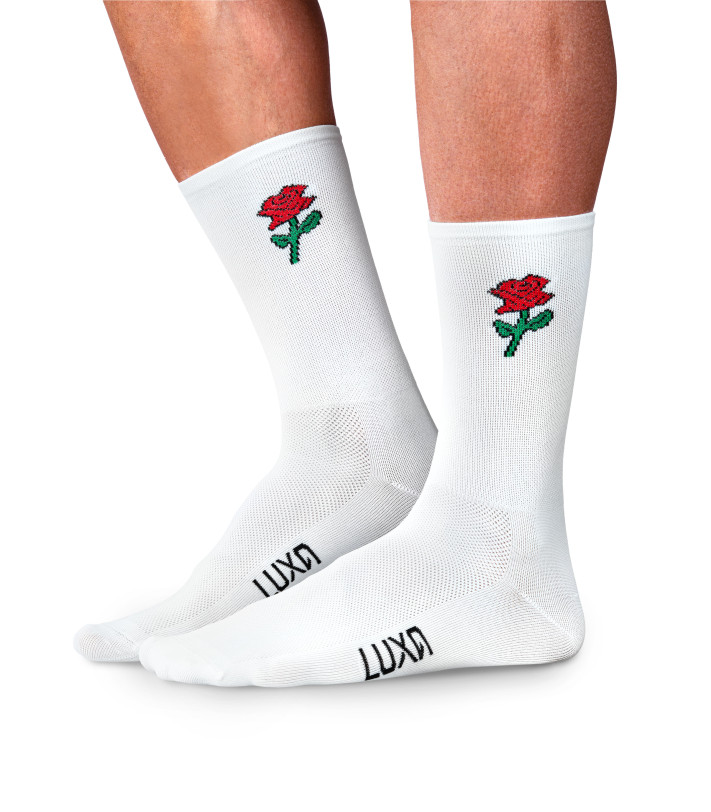 Skarpetki kolarskie Emoji Rose na stopach – widok z przodu i z boku