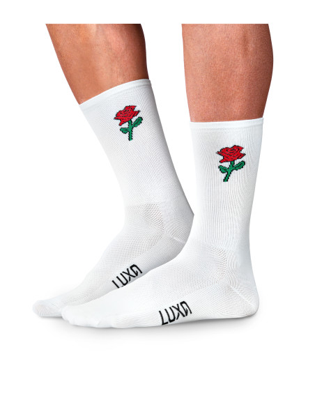 Skarpetki kolarskie Emoji Rose na stopach – widok z przodu i z boku