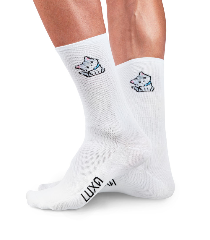 Detal graficzny skarpetek Emoji Cat – biały materiał i nadruk kotka