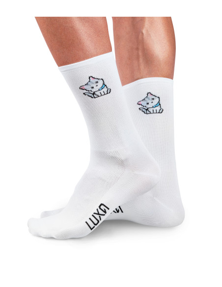 Detal graficzny skarpetek Emoji Cat – biały materiał i nadruk kotka