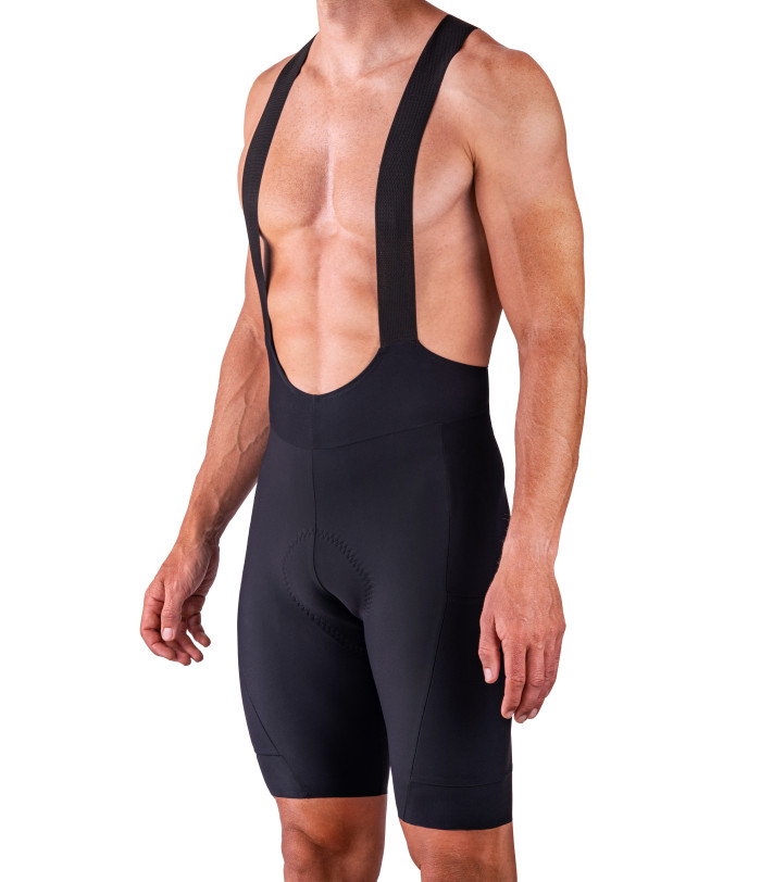 Spodenki kolarskie Luxa Elitism Cargo Road Black - widok z przodu na modelu