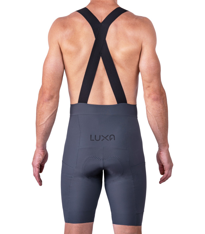 szare spodenki kolarskie - tylne ujęcie na przewiewne szelki X, stworzone na długie dystanse