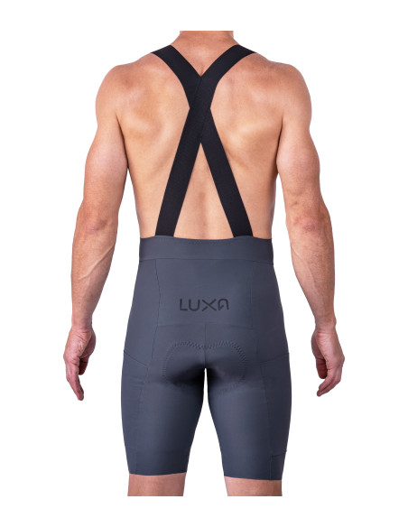 szare spodenki kolarskie - tylne ujęcie na przewiewne szelki X, stworzone na długie dystanse