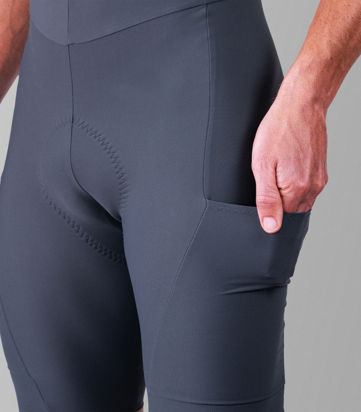 szare spodenki kolarskie z kieszeniami cargo - zbliżenie na nogawkę, idealne na długie dystanse, wkładka Elastic Interface