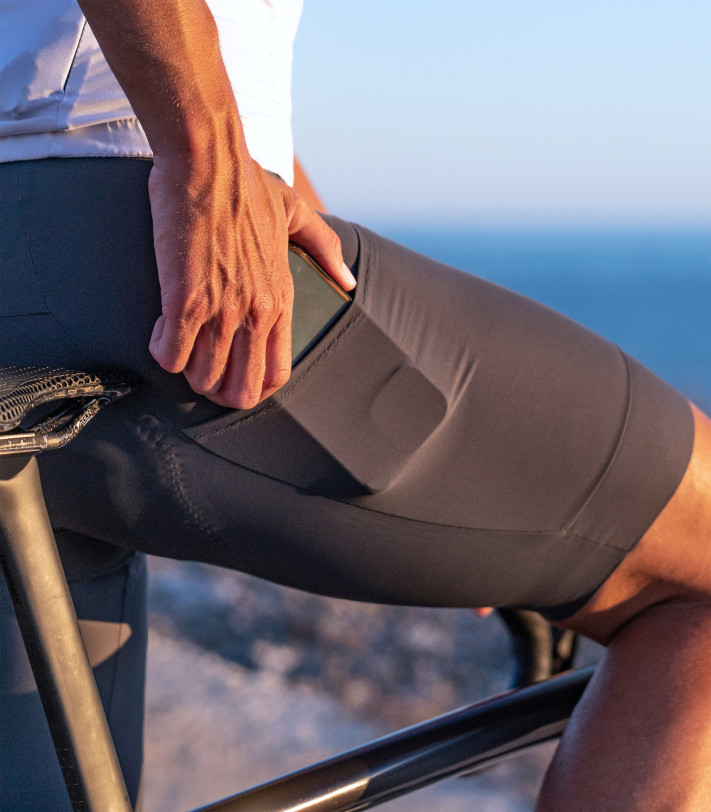 szare spodenki kolarskie z kieszeniami cargo w użyciu - praktyczna kieszeń na telefon, idealne na długie dystanse