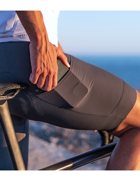 szare spodenki kolarskie z kieszeniami cargo w użyciu - praktyczna kieszeń na telefon, idealne na długie dystanse