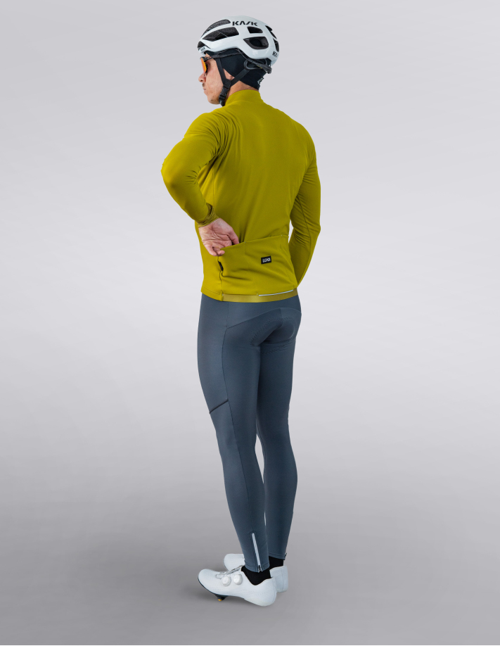 Fahrradtrikot Terra Gold Ochre - Rückansicht in Fahrposition