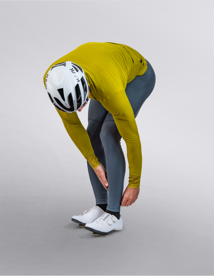 Fahrradtrikot Terra Gold Ochre - Fahrer in gebeugter Fahrposition