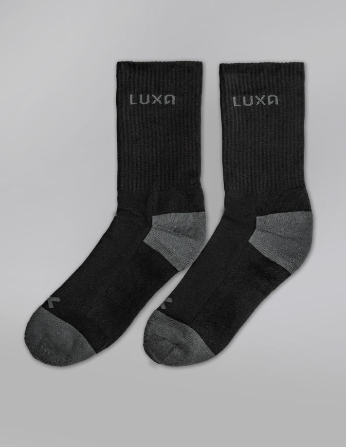 Ciepłe czarne skarpety kolarskie Finest Black - para na jasnym tle