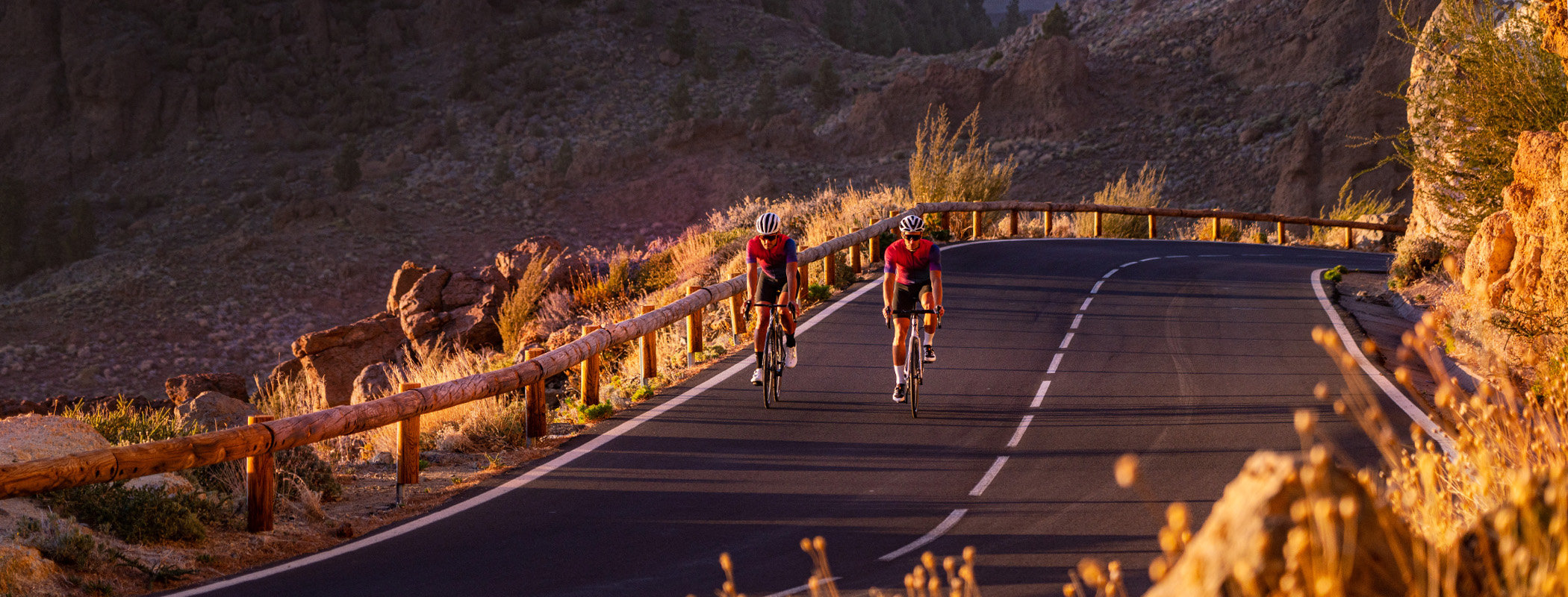  Radfahrer fahren in den Sonnenstrahlen auf Teneriffa nahe dem Teide und tragen die Radsportbekleidung von Luxa.