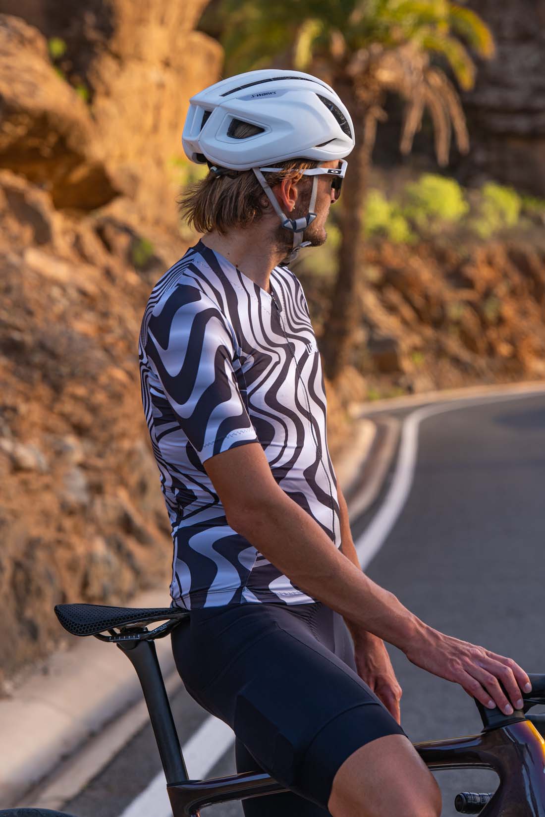 kolarz ubrany w spodenki szosowe z kieszeniami cargo marki Luxa