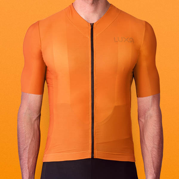 cała pomarańczowa koszulka rowerowa polskiego producenta i przylegająca ciasno do ciała
